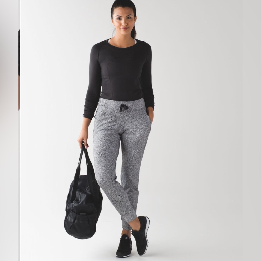 LULULEMON SIZE 4 EUC ready to rulu pant